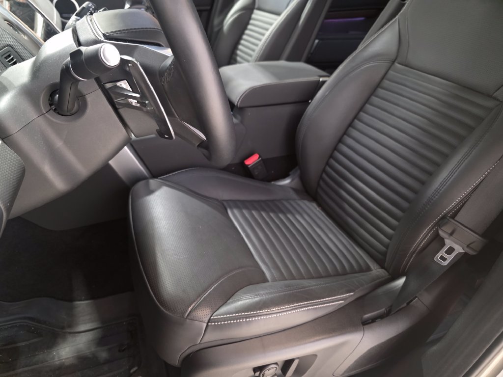 Certified 2025 Land Rover Discovery Dynamic SE AWD/4WD image 19