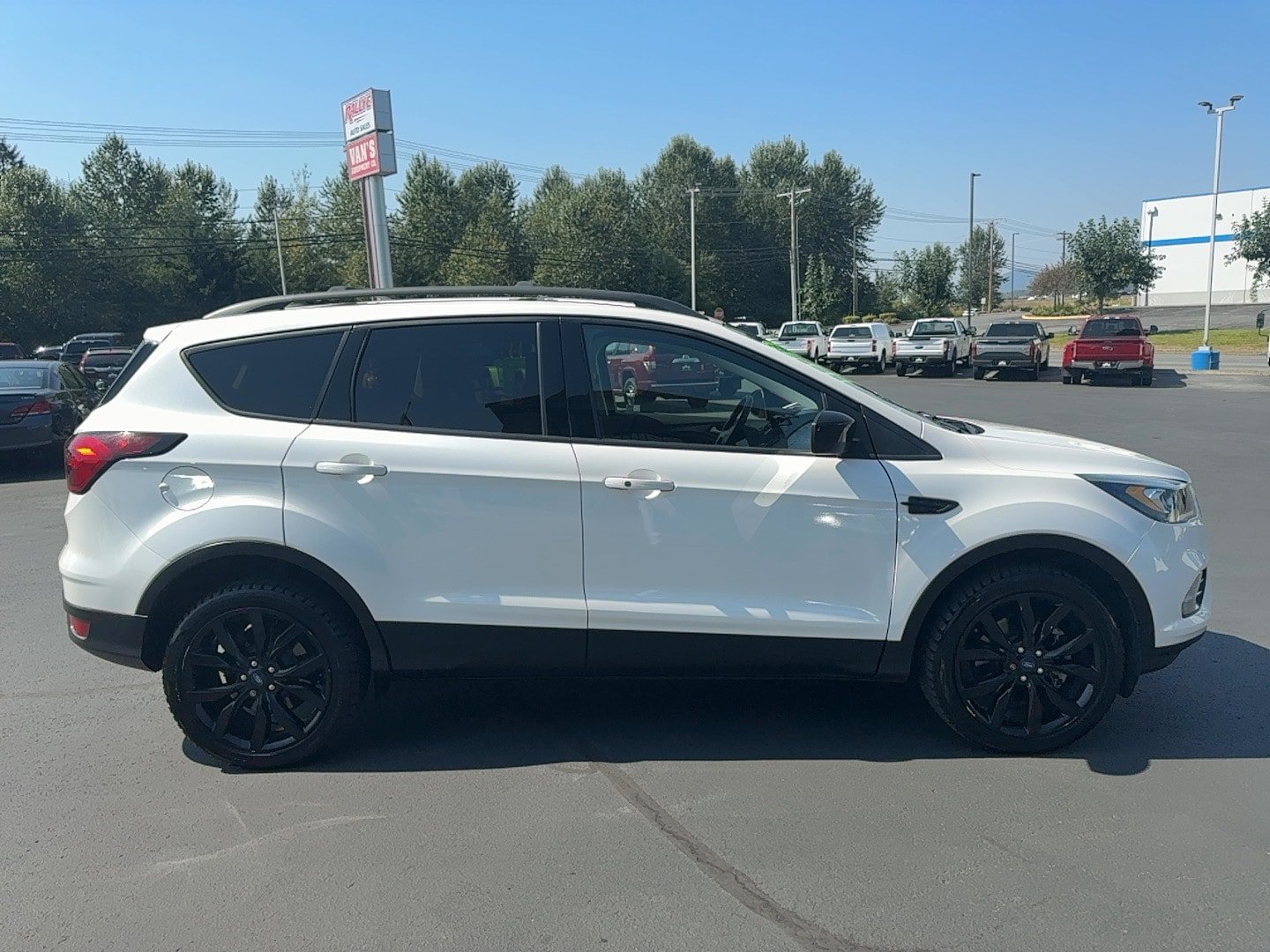 Used 2019 Ford Escape SE w/ SE Sport Appearance Package AWD/4WD image 3