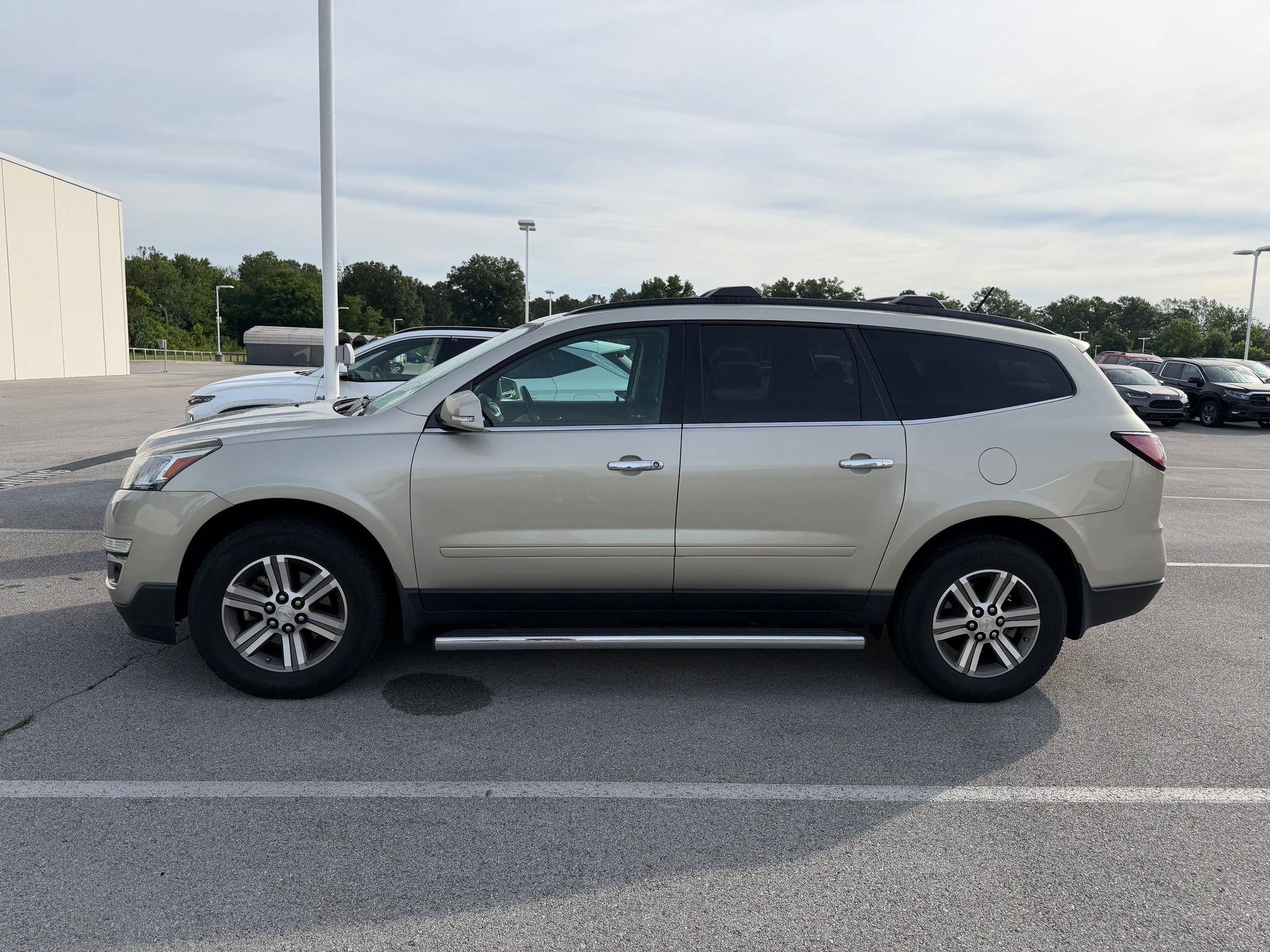 Used 2017 Chevrolet Traverse LT w/ Traveler's Package FWD image 2