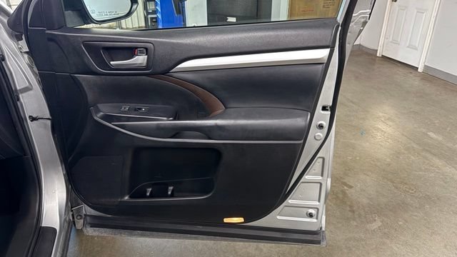 Used 2019 Toyota Highlander XLE FWD image 19