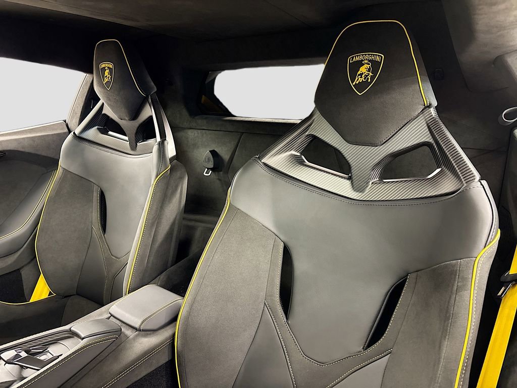 Used 2025 Lamborghini Revuelto image 15
