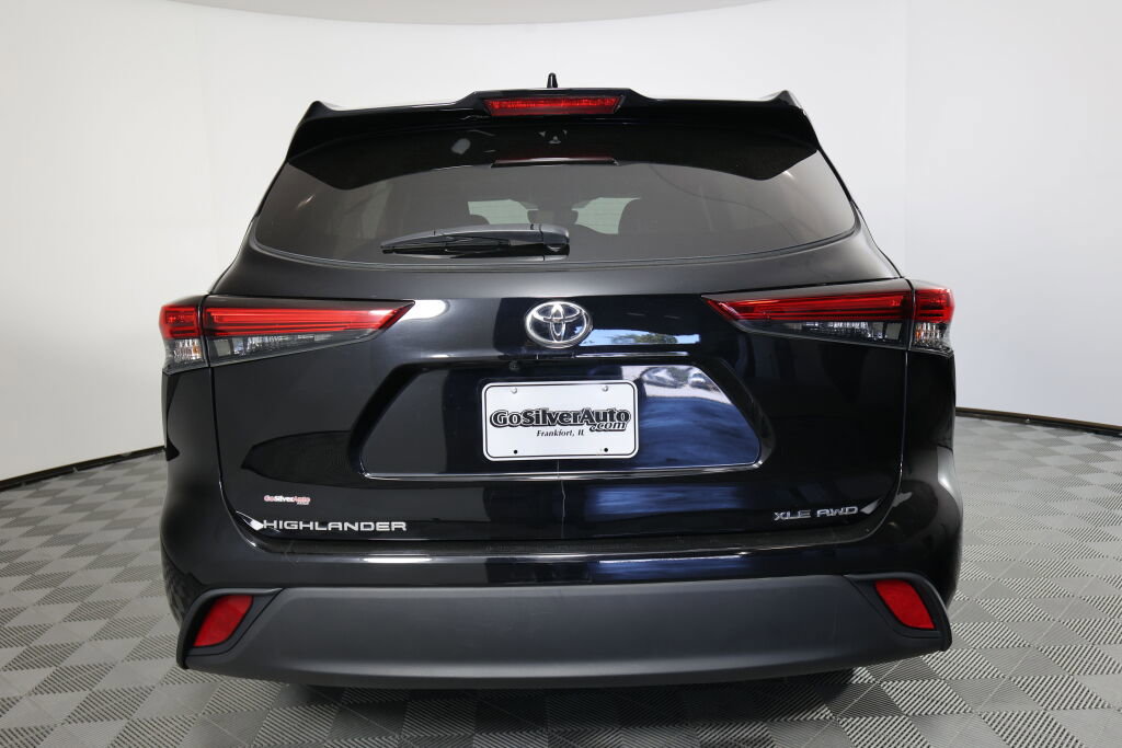 Used 2021 Toyota Highlander XLE AWD/4WD image 3