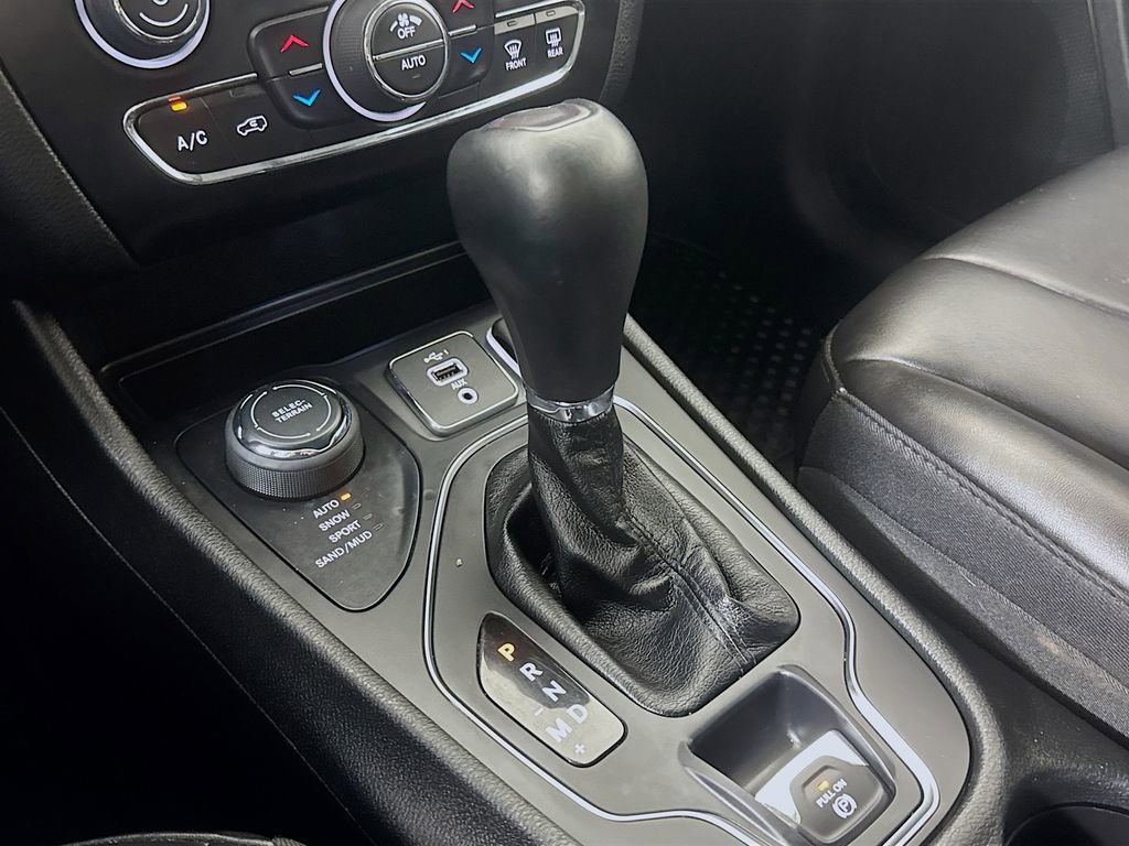 Used 2020 Jeep Cherokee Latitude Plus w/ Comfort/Convenience Group image 17