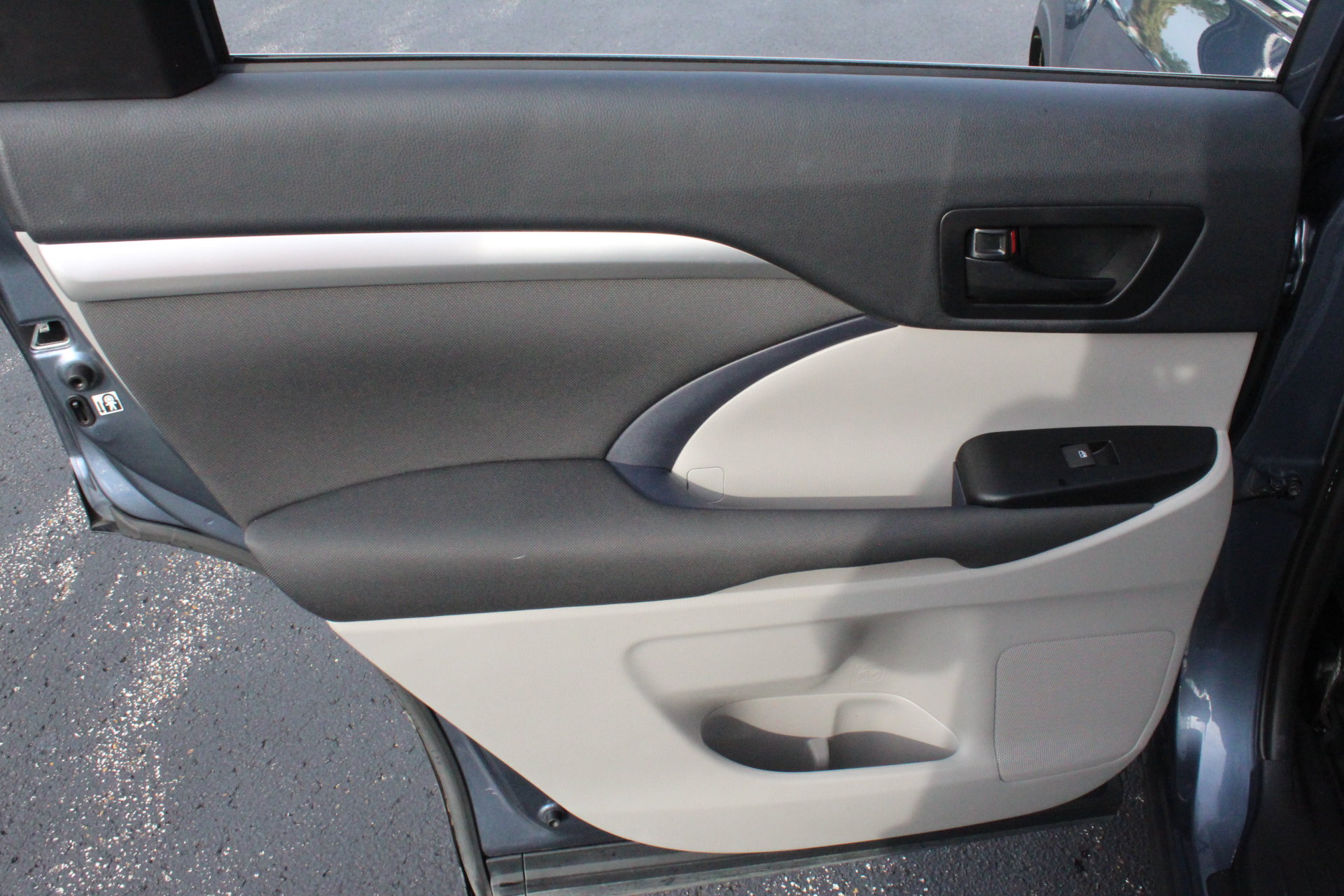 Used 2019 Toyota Highlander LE FWD image 22
