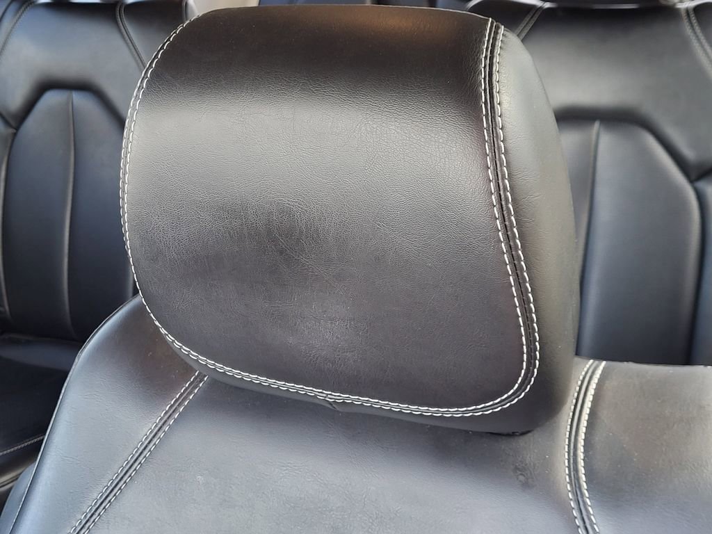 Used 2023 Chrysler Pacifica Touring-L FWD image 6
