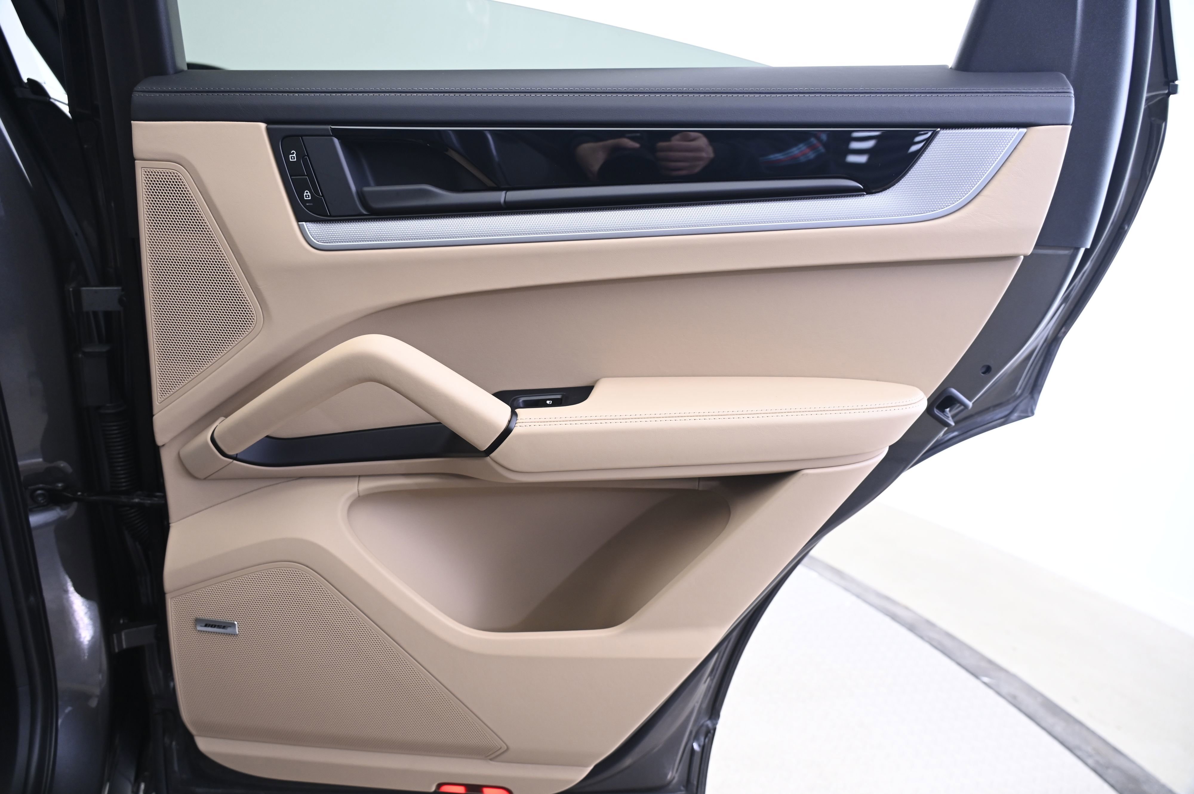 Certified 2024 Porsche Cayenne Coupe image 16