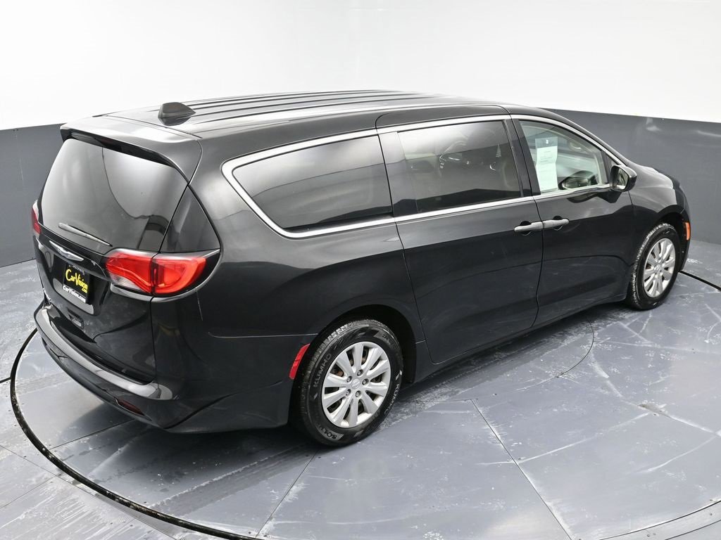 Used 2020 Chrysler Voyager L image 41
