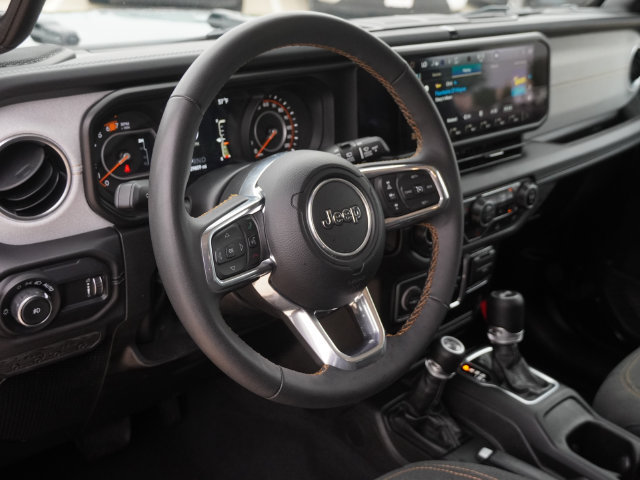 Used 2025 Jeep Wrangler Unlimited Sahara AWD/4WD image 17