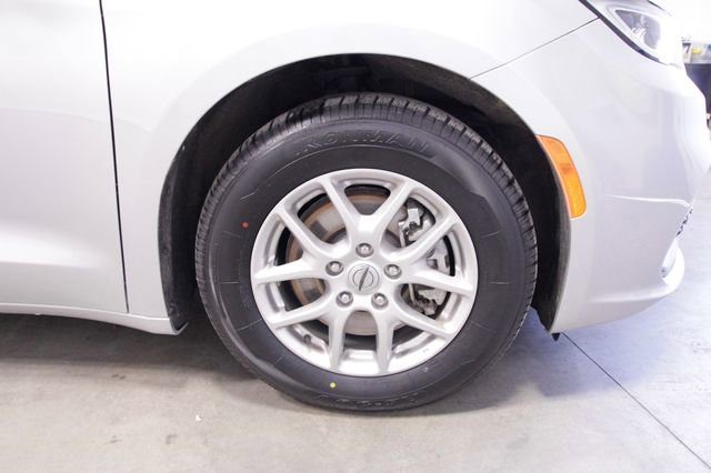 Used 2024 Chrysler Pacifica Touring-L image 11