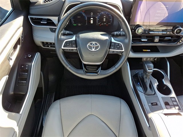 Used 2024 Toyota Highlander Limited image 12