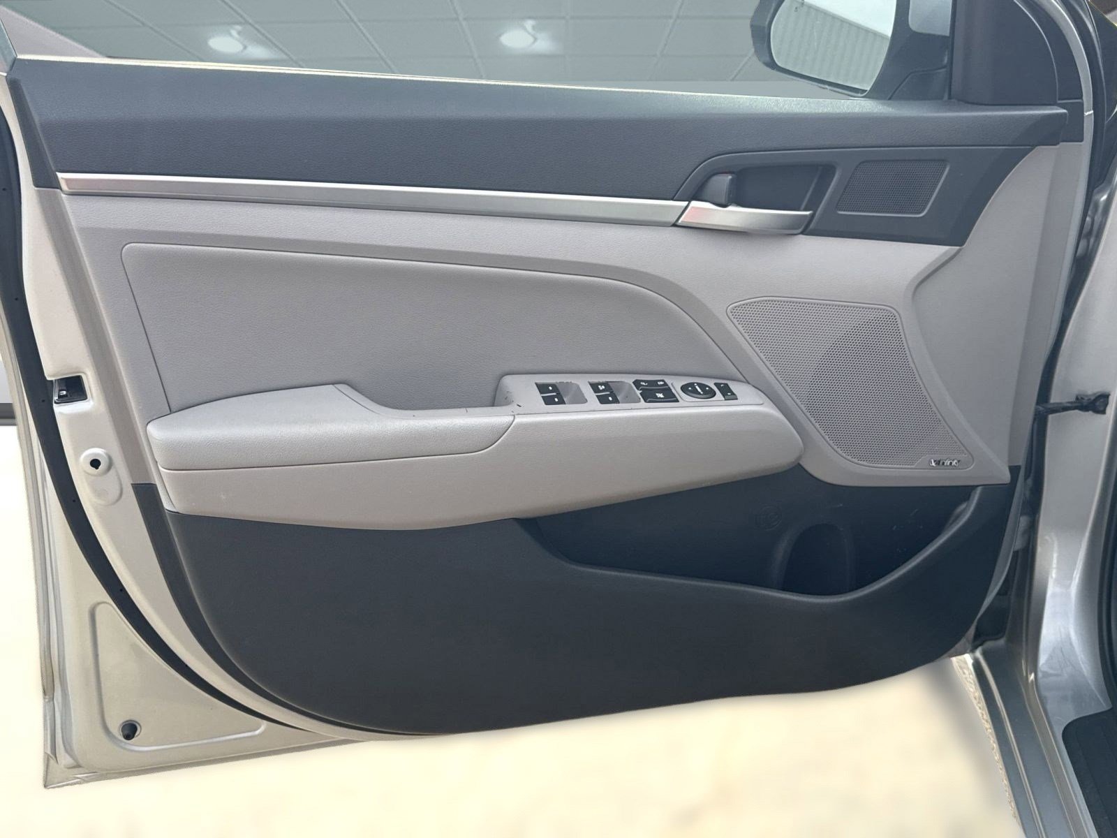 Used 2020 Hyundai Elantra Limited image 10