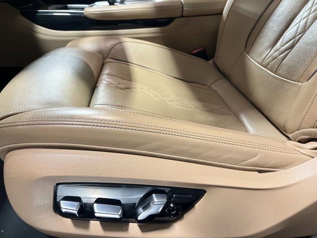 Used 2021 BMW 750i xDrive w/ M Sport Package image 27