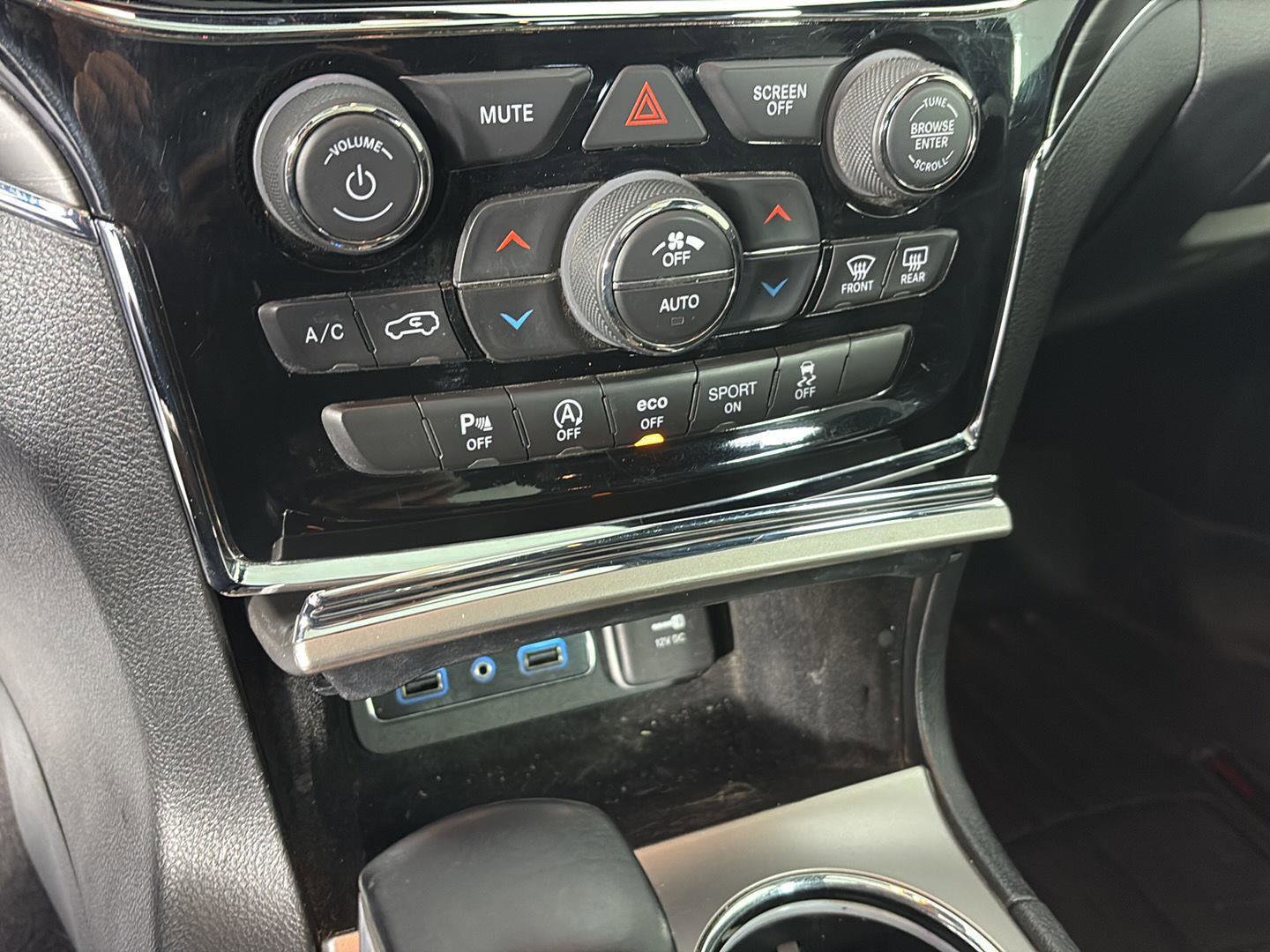 Used 2019 Jeep Grand Cherokee Limited w/ Luxury Group II image 38