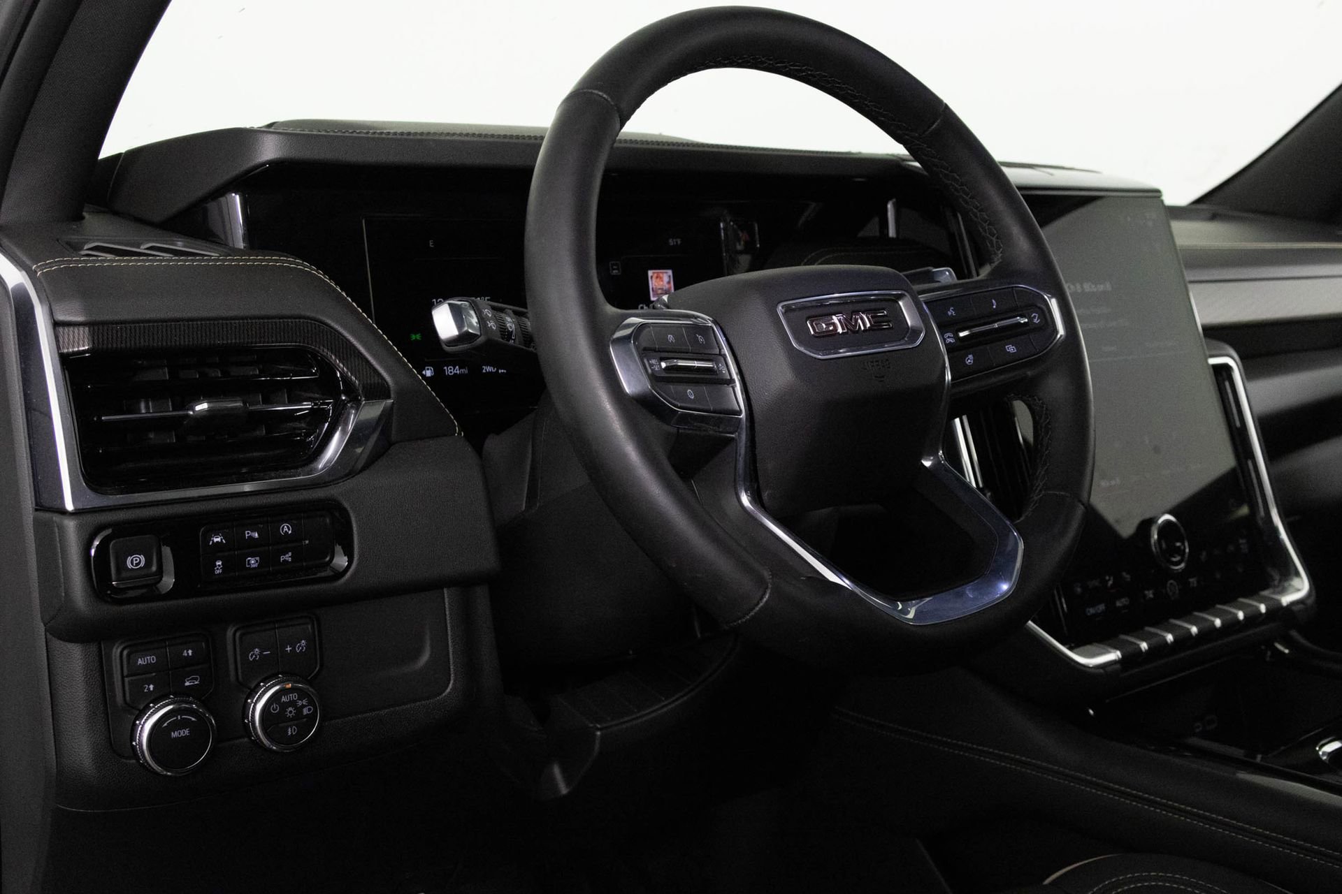 Used 2025 GMC Yukon Elevation image 31