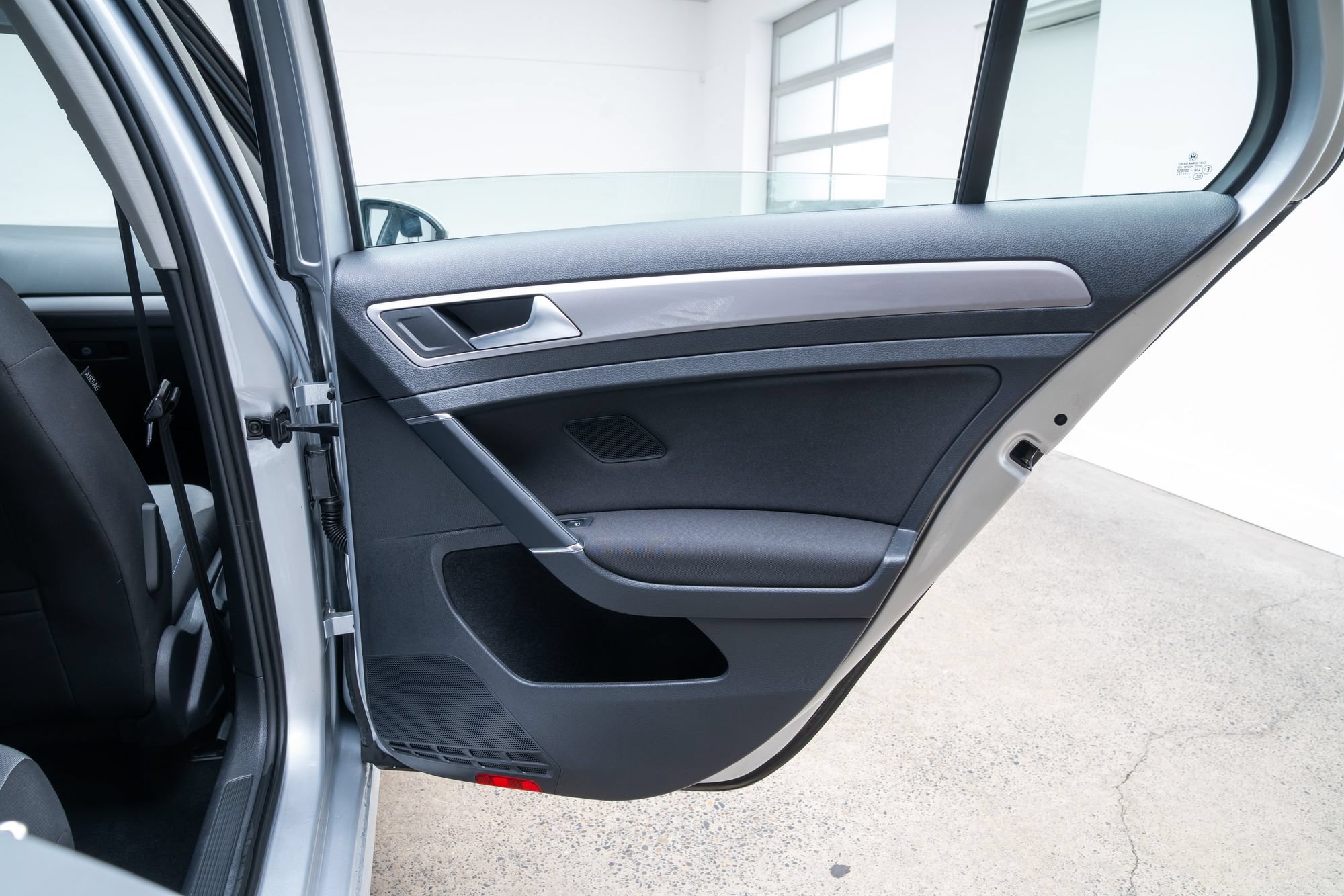 Used 2015 Volkswagen e-Golf Limited Edition FWD image 19