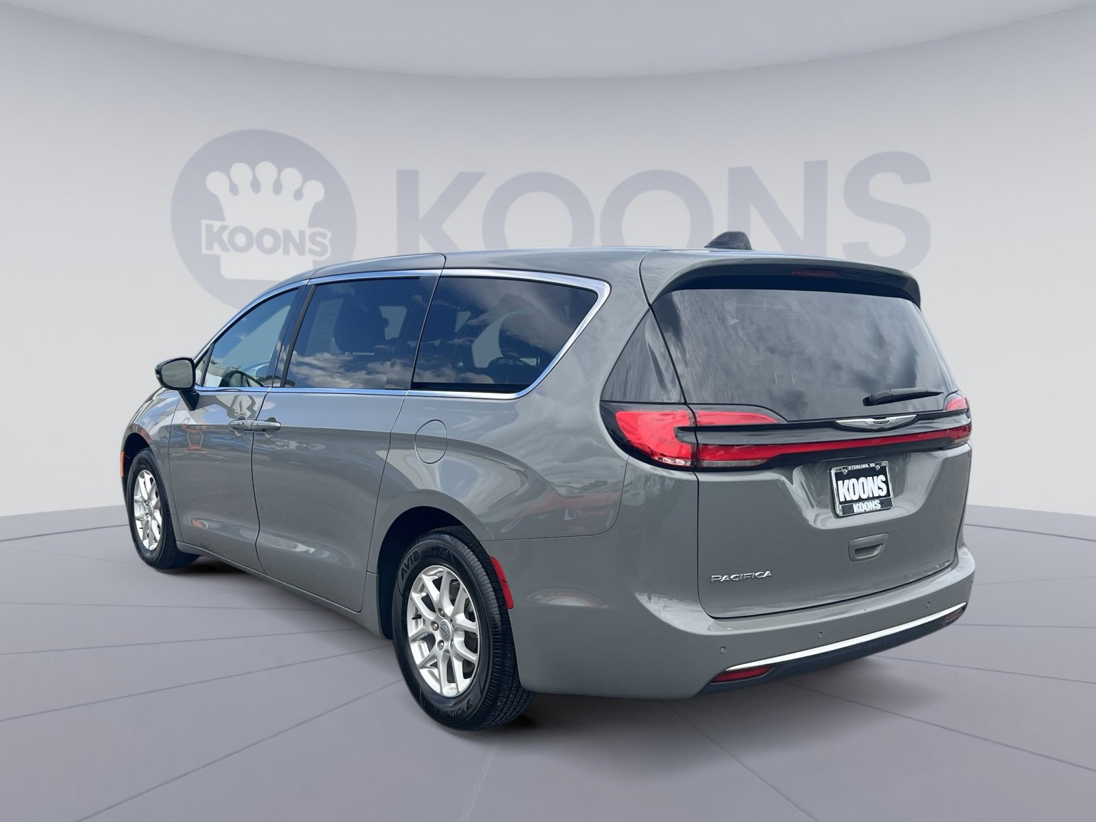 Used 2025 Chrysler Pacifica Select FWD image 14