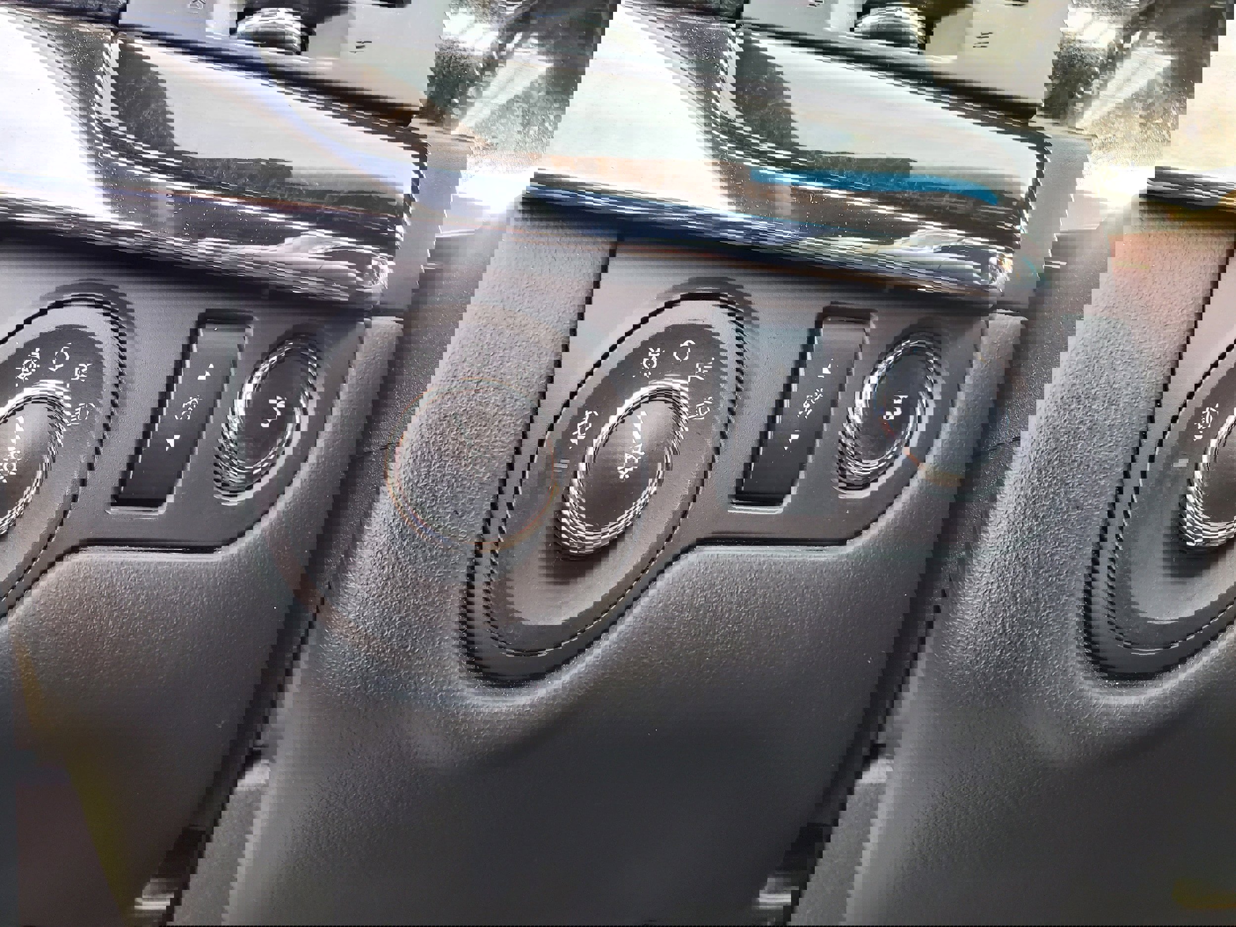 Used 2016 Lincoln MKS image 9