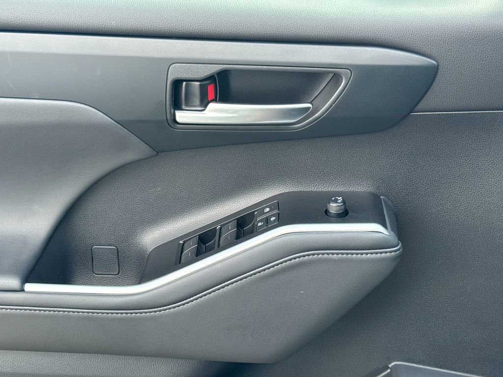 Used 2026 Toyota Highlander XLE image 35