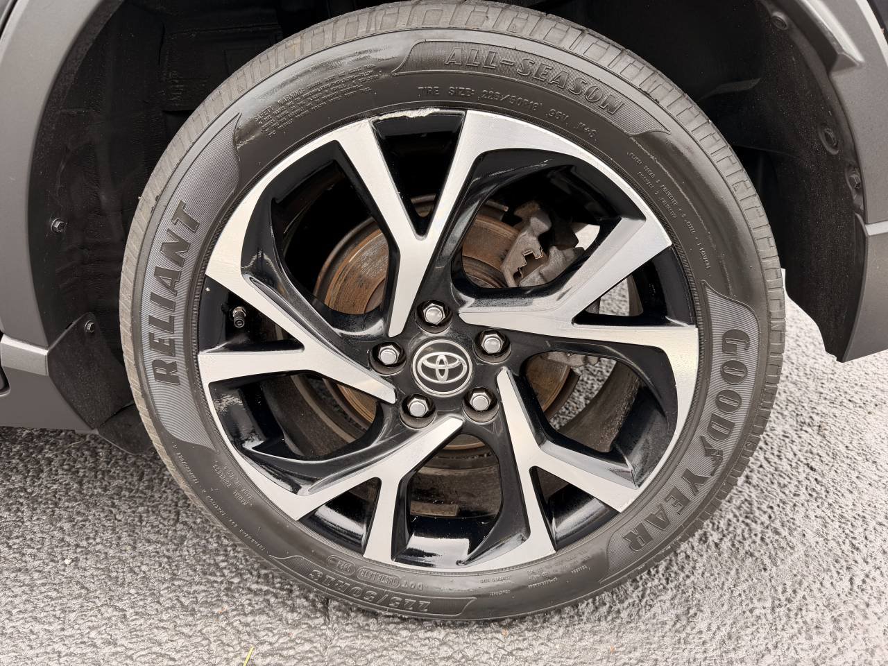 Used 2019 Toyota C-HR XLE FWD image 7