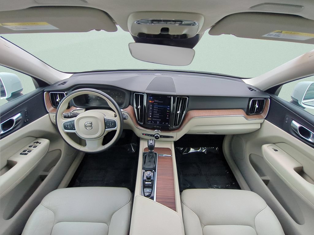 Used 2021 Volvo XC60 T6 Momentum AWD/4WD image 11