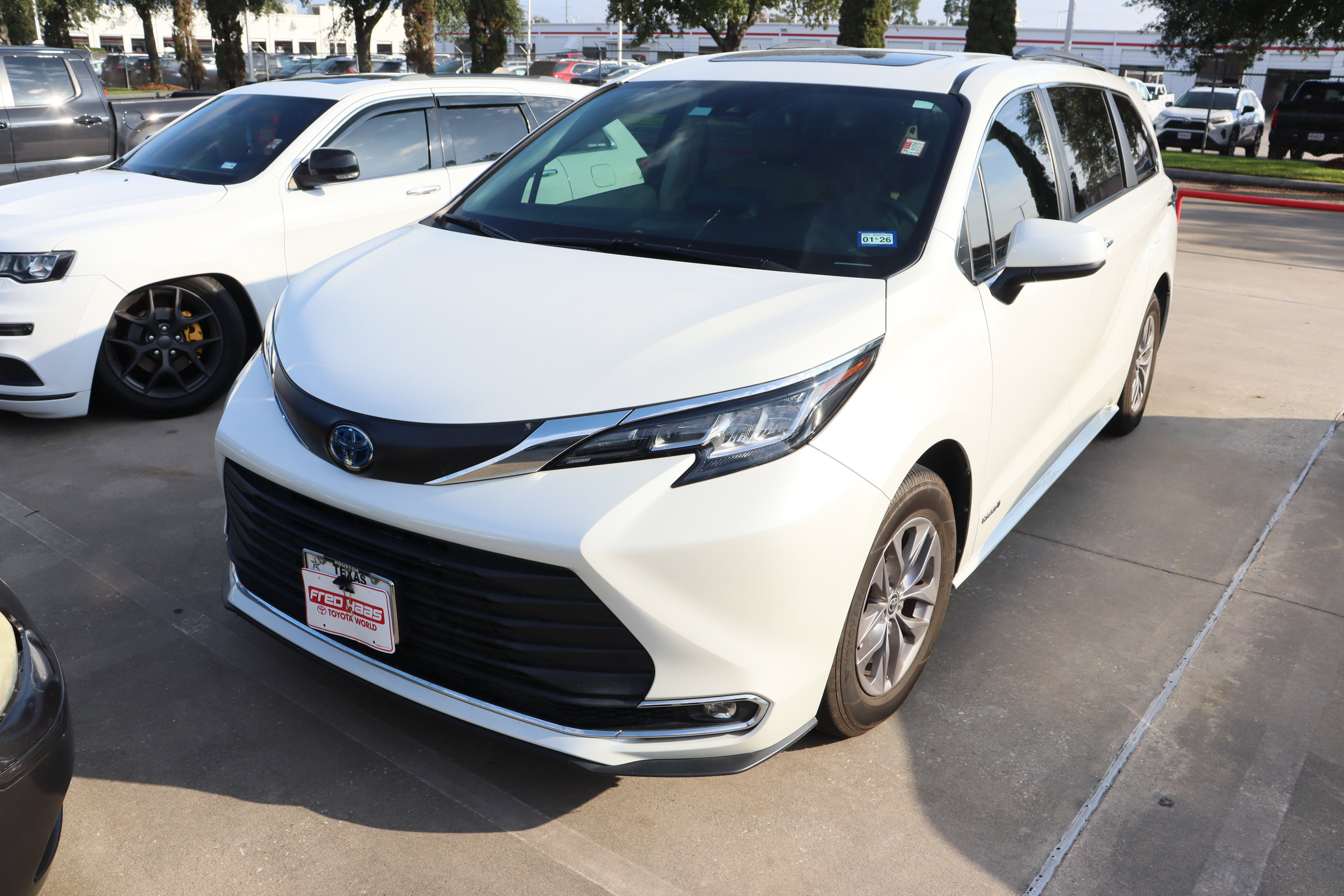 Used 2021 Toyota Sienna XLE image 3