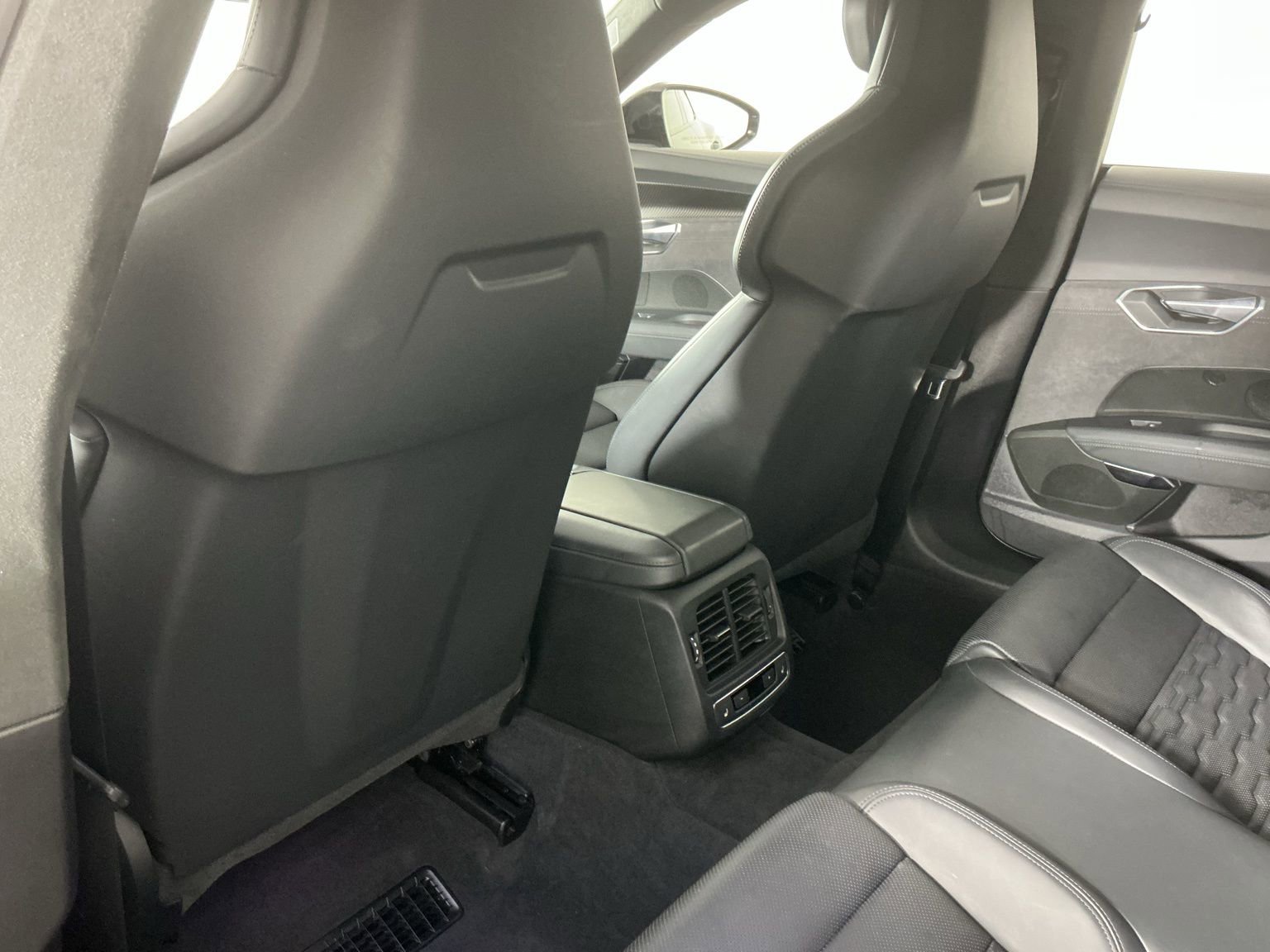 Used 2023 Audi RS e-tron GT w/ Carbon Performance Package image 20