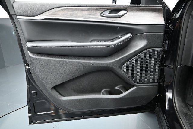 New 2026 Jeep Grand Cherokee Altitude AWD/4WD image 18