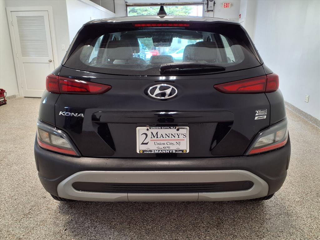 Used 2023 Hyundai Kona SE image 3