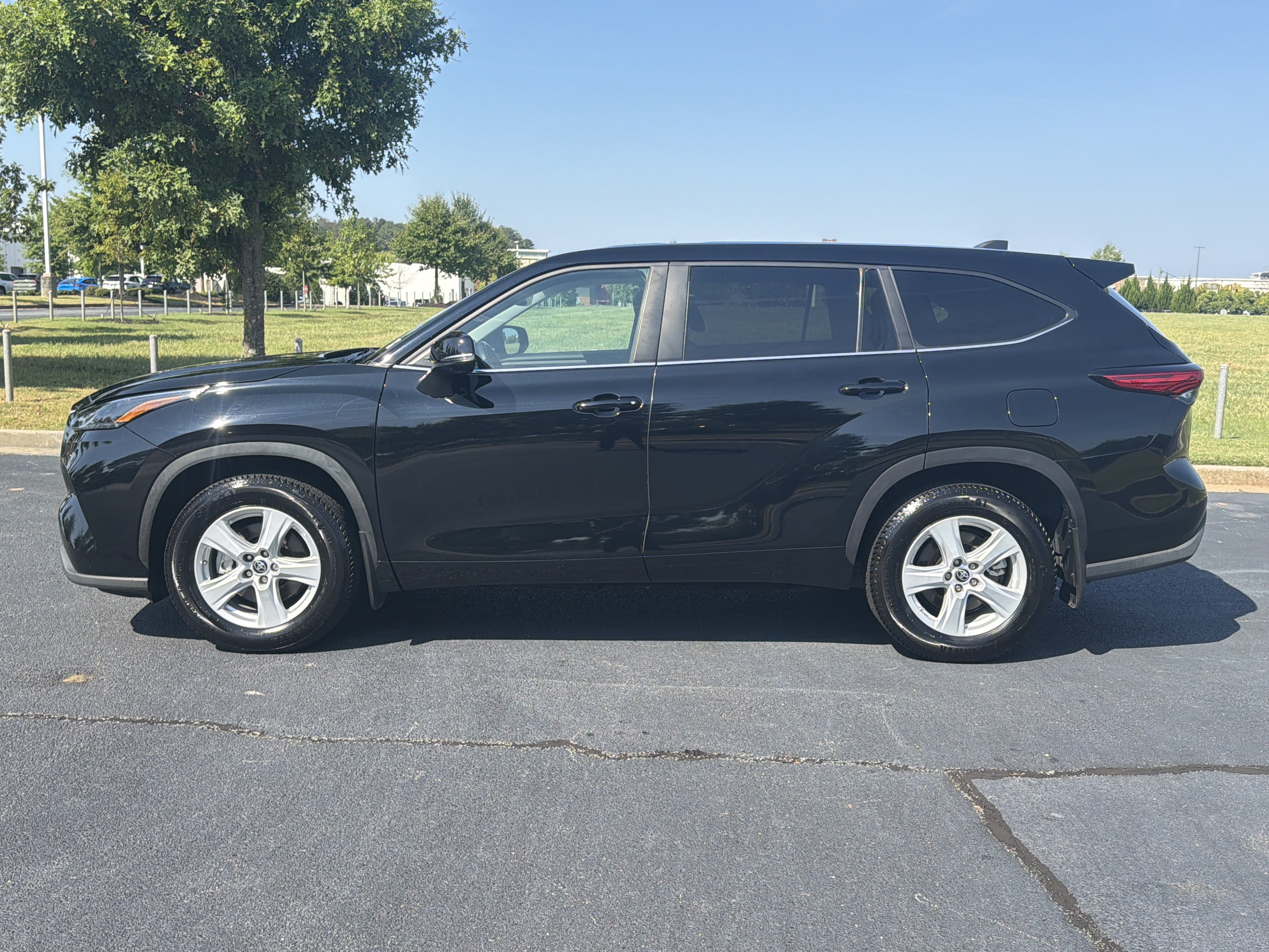 Used 2023 Toyota Highlander LE FWD image 6