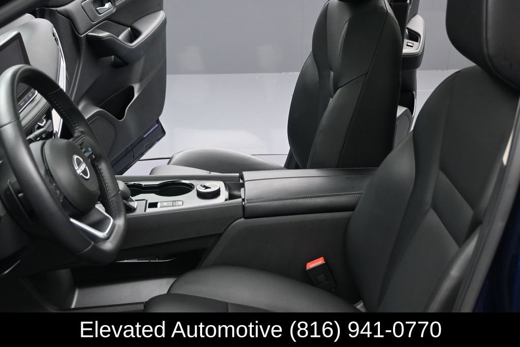 Used 2024 Nissan Rogue SV w/ SV Premium Package AWD/4WD image 16
