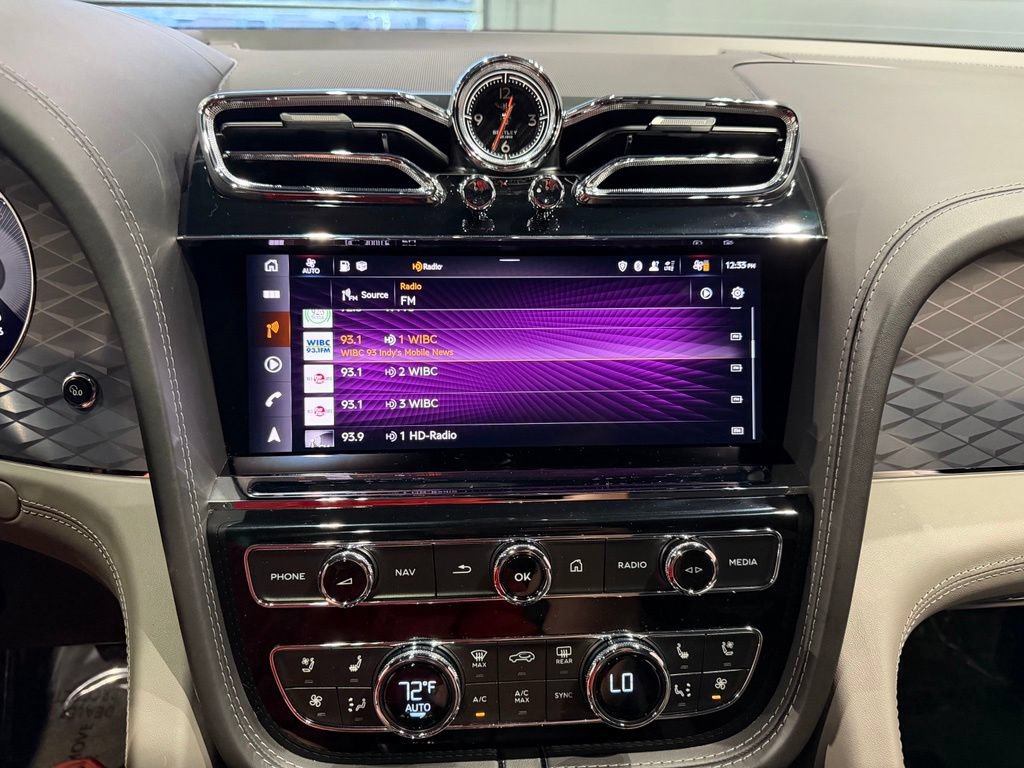 Used 2022 Bentley Bentayga AWD/4WD image 19