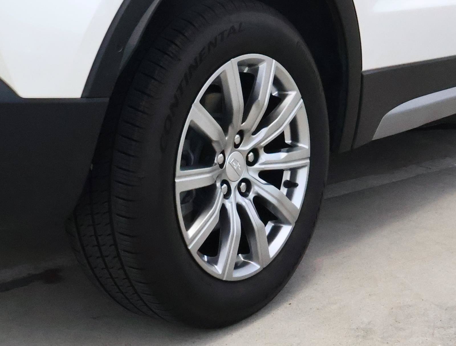 Used 2022 Cadillac XT4 Premium Luxury w/ Technology Package FWD image 12