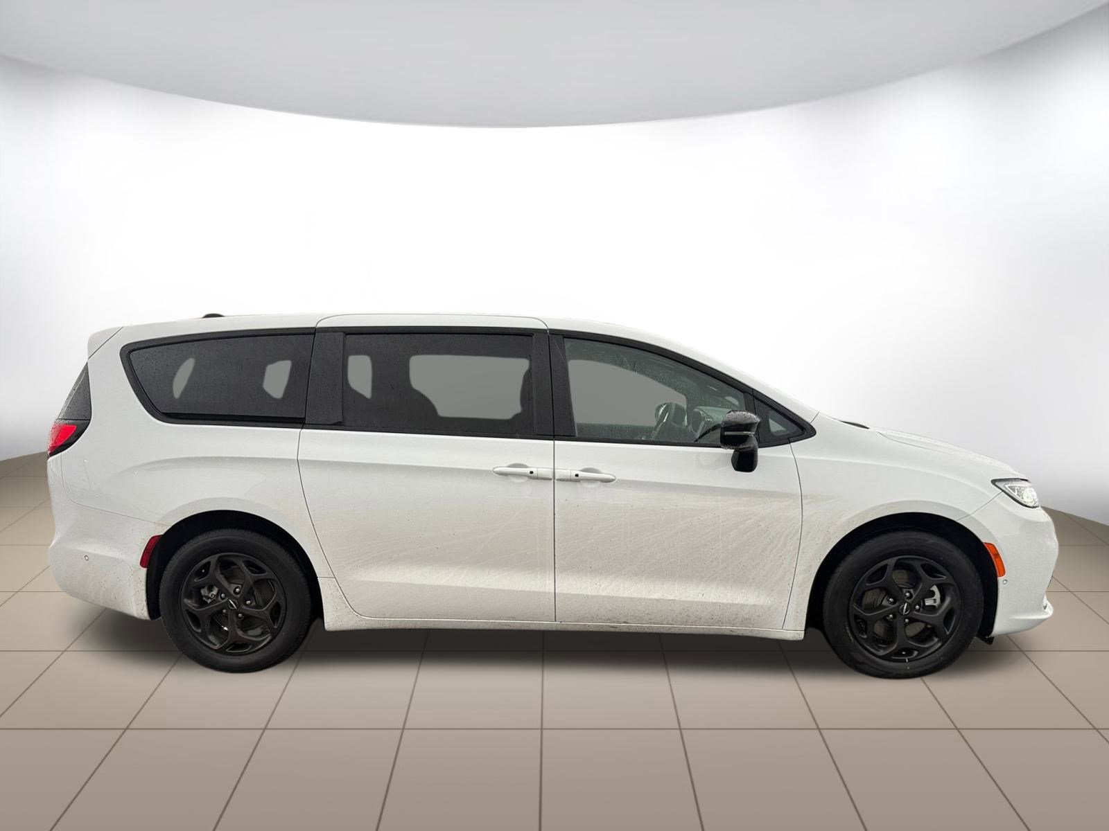 Used 2024 Chrysler Pacifica Limited FWD image 8