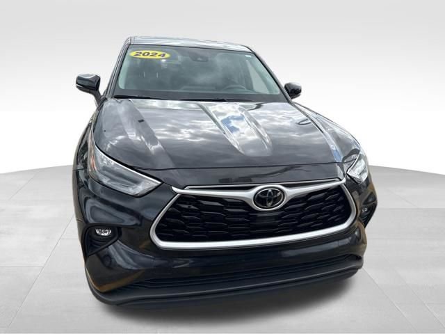 Used 2024 Toyota Highlander LE FWD image 10