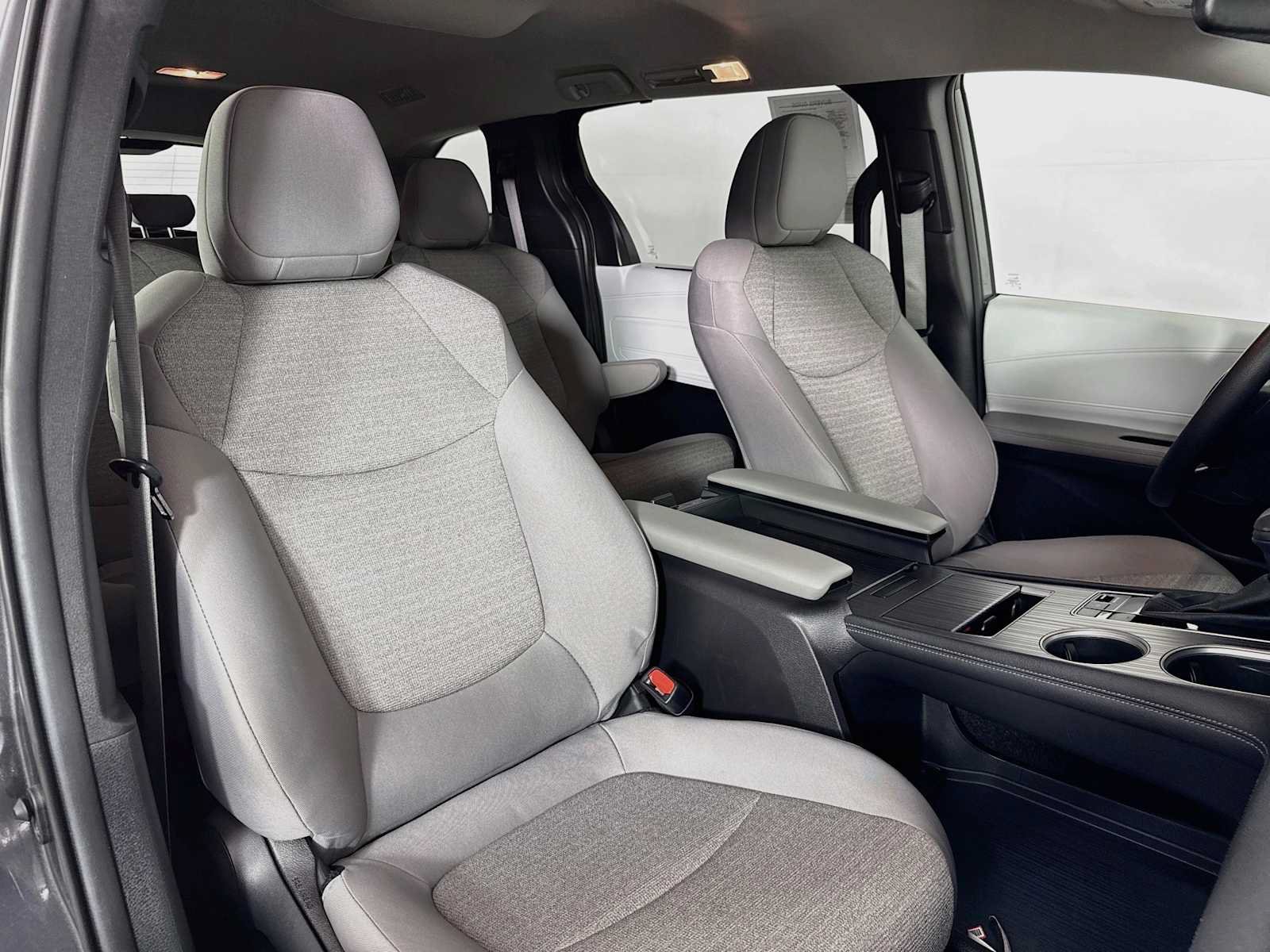 Used 2025 Toyota Sienna LE AWD/4WD image 26