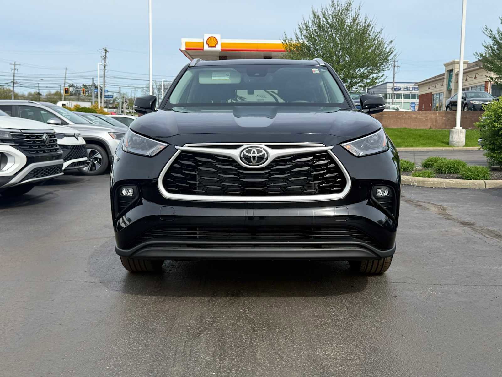 Certified 2025 Toyota Highlander XLE AWD/4WD image 2