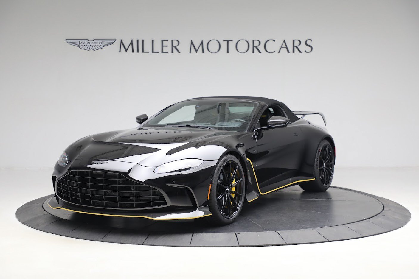 Used 2023 Aston Martin V12 Vantage Roadster RWD image 13