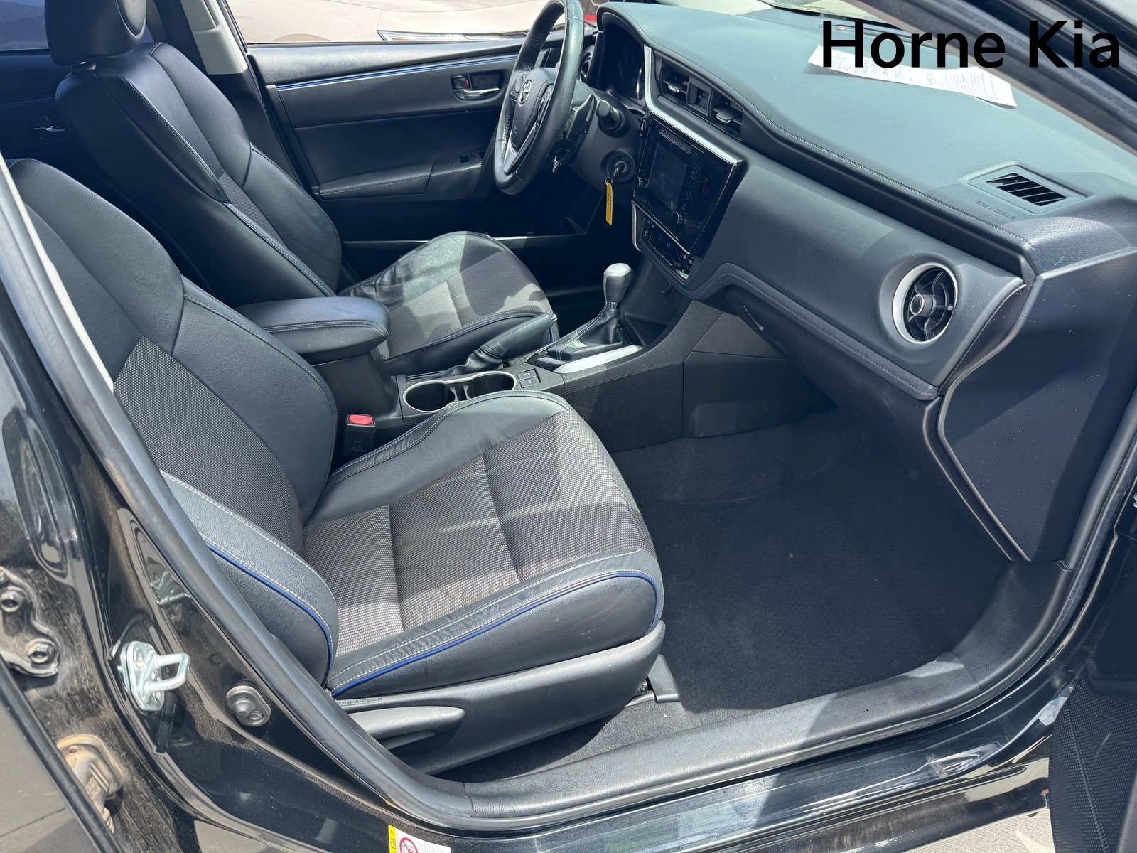 Used 2018 Toyota Corolla SE w/ Carpet Mat Package (TMS) FWD image 24