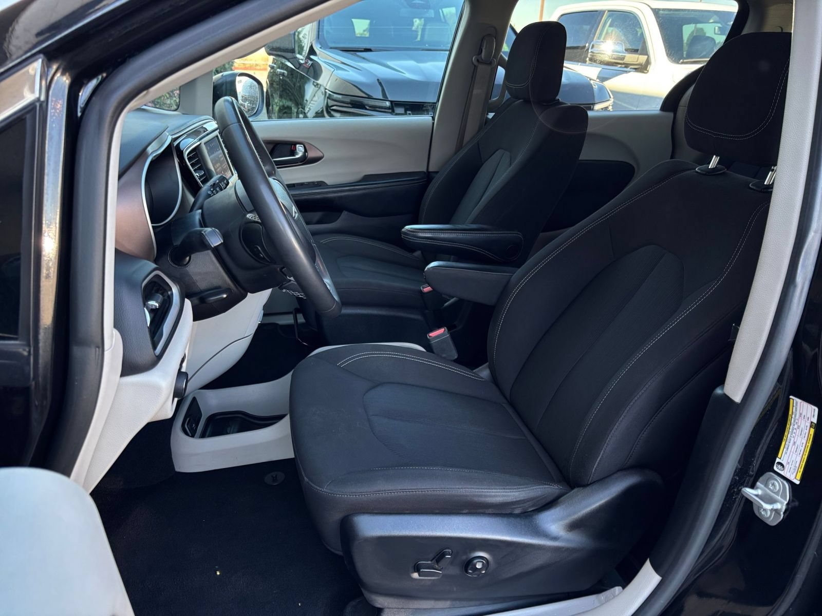Used 2023 Chrysler Voyager LX FWD image 38