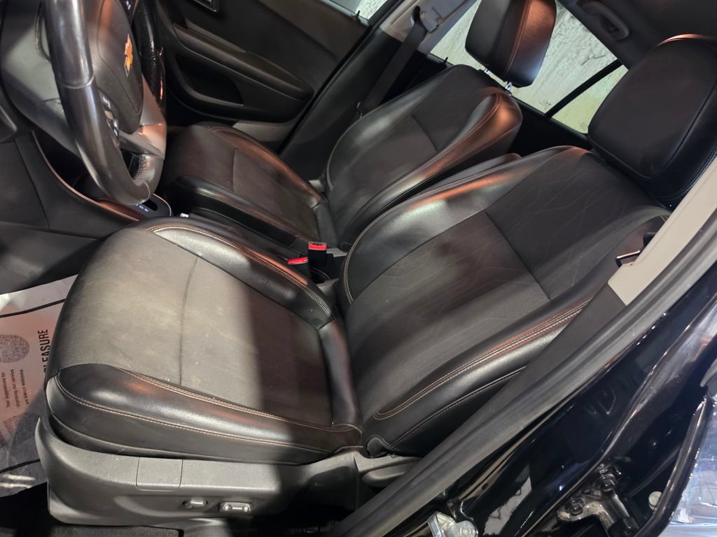 Used 2022 Chevrolet Trax LT w/ Midnight Edition FWD image 6
