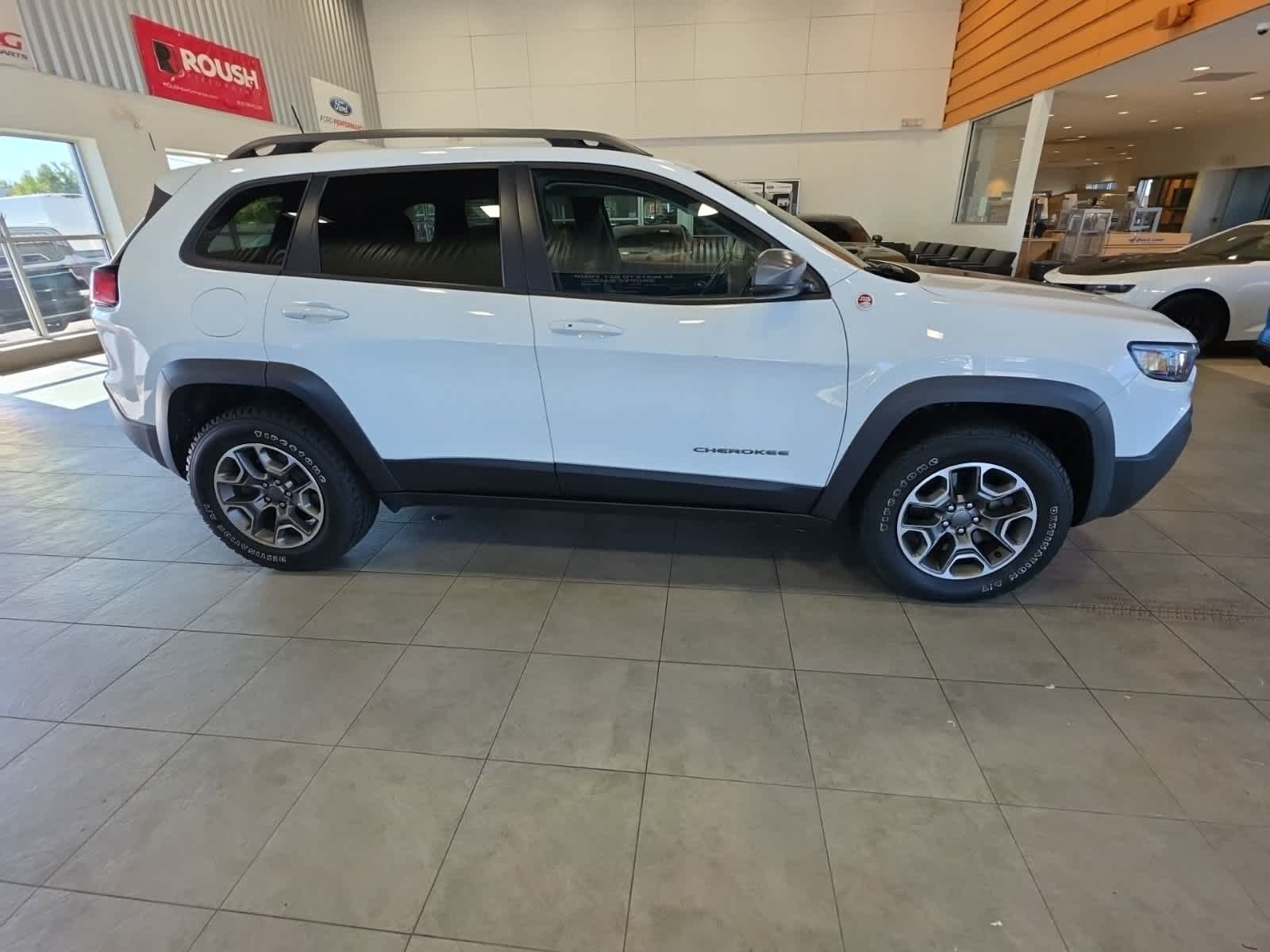 Used 2020 Jeep Cherokee Trailhawk w/ Cold Weather Group AWD/4WD image 5