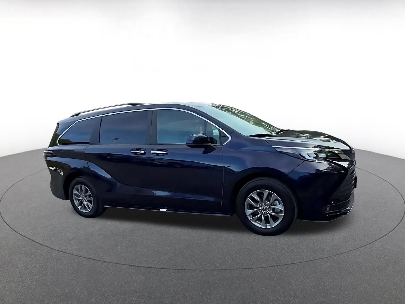 Used 2025 Toyota Sienna XLE FWD image 2