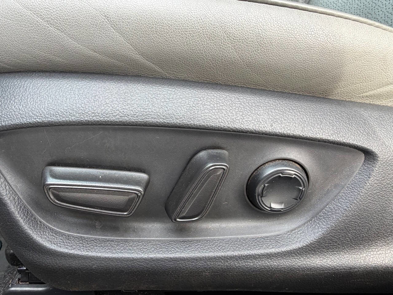 Used 2019 Toyota Avalon Limited image 19