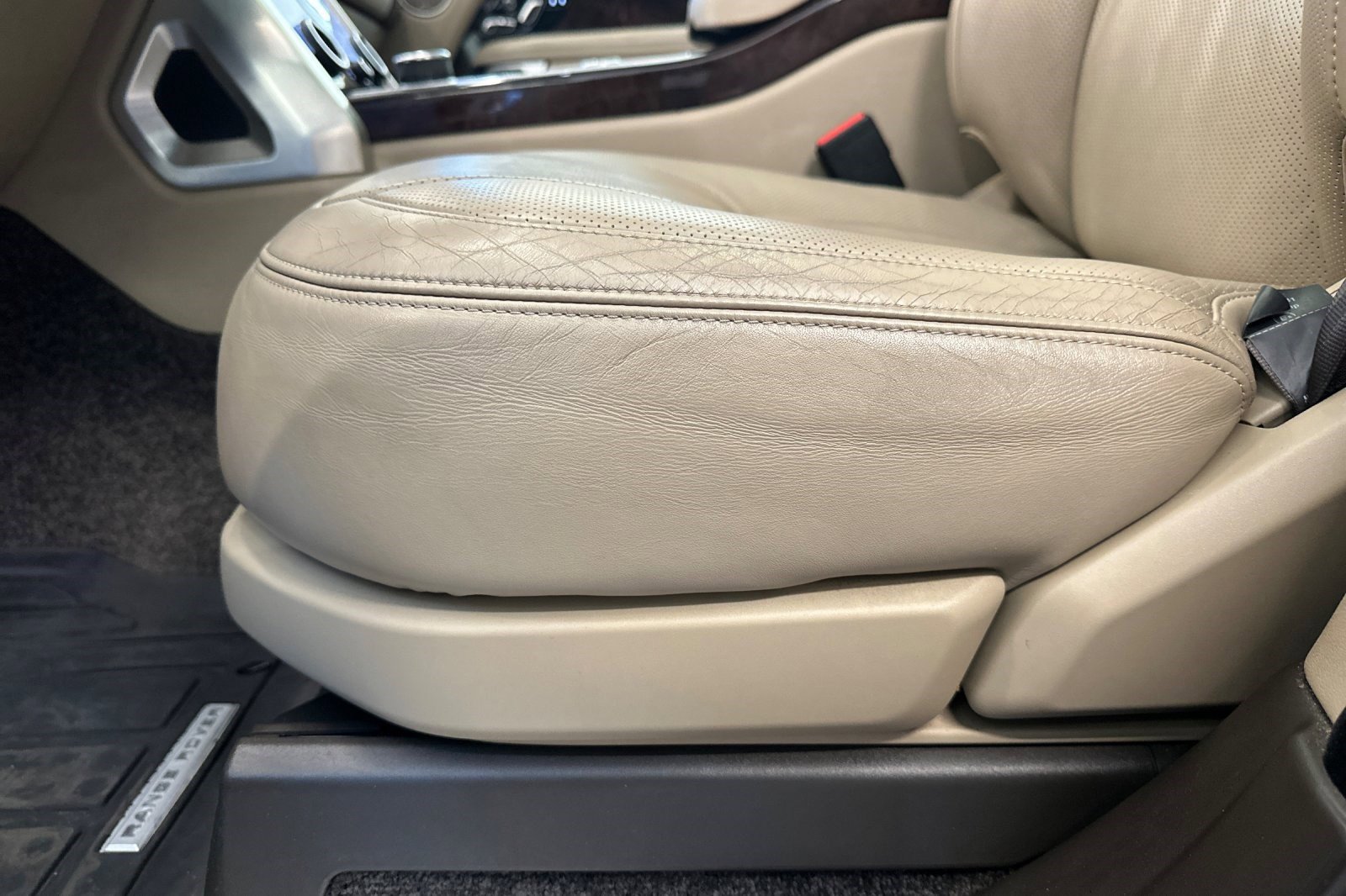 Used 2020 Land Rover Range Rover HSE image 17