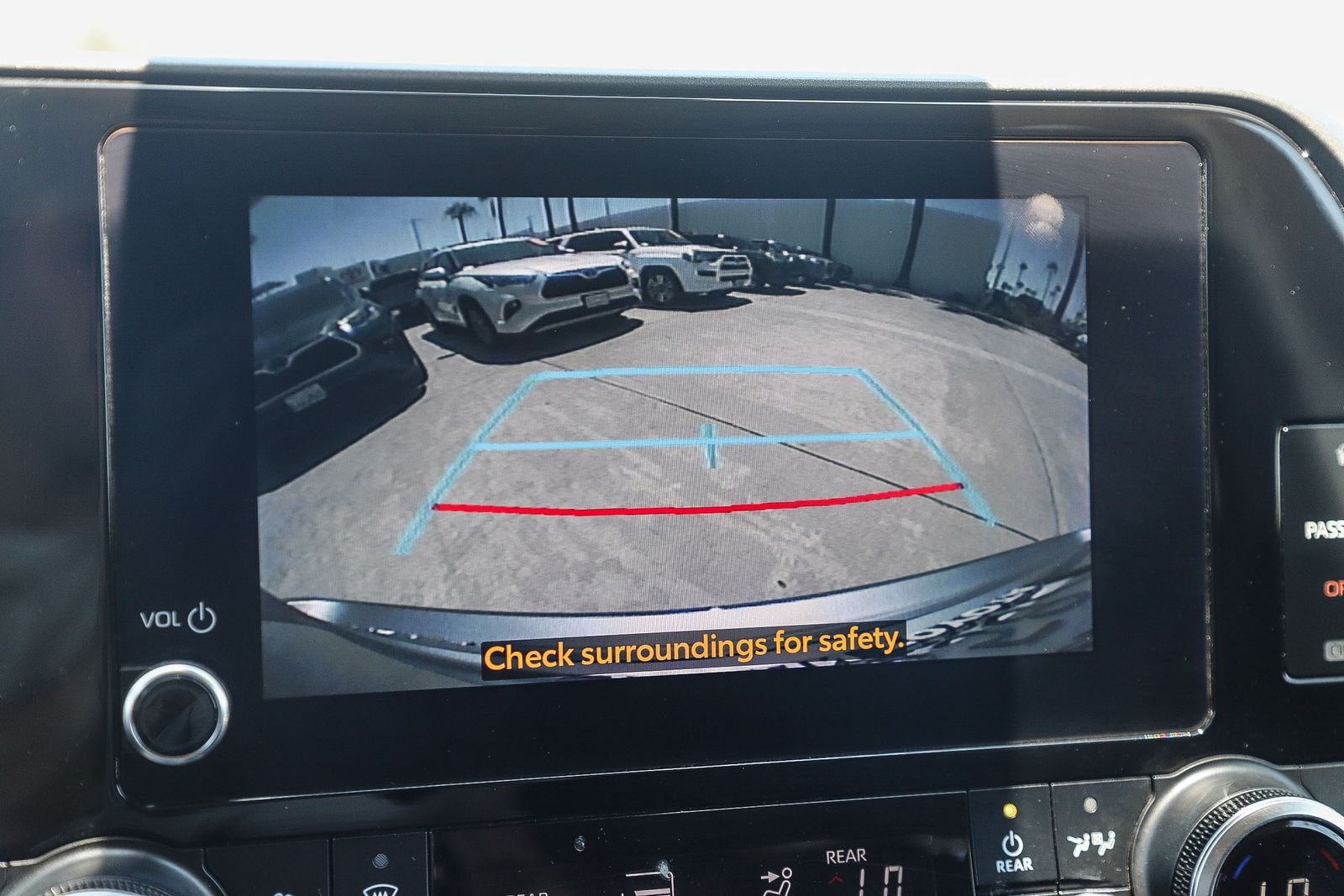 Used 2023 Toyota Highlander LE FWD image 23