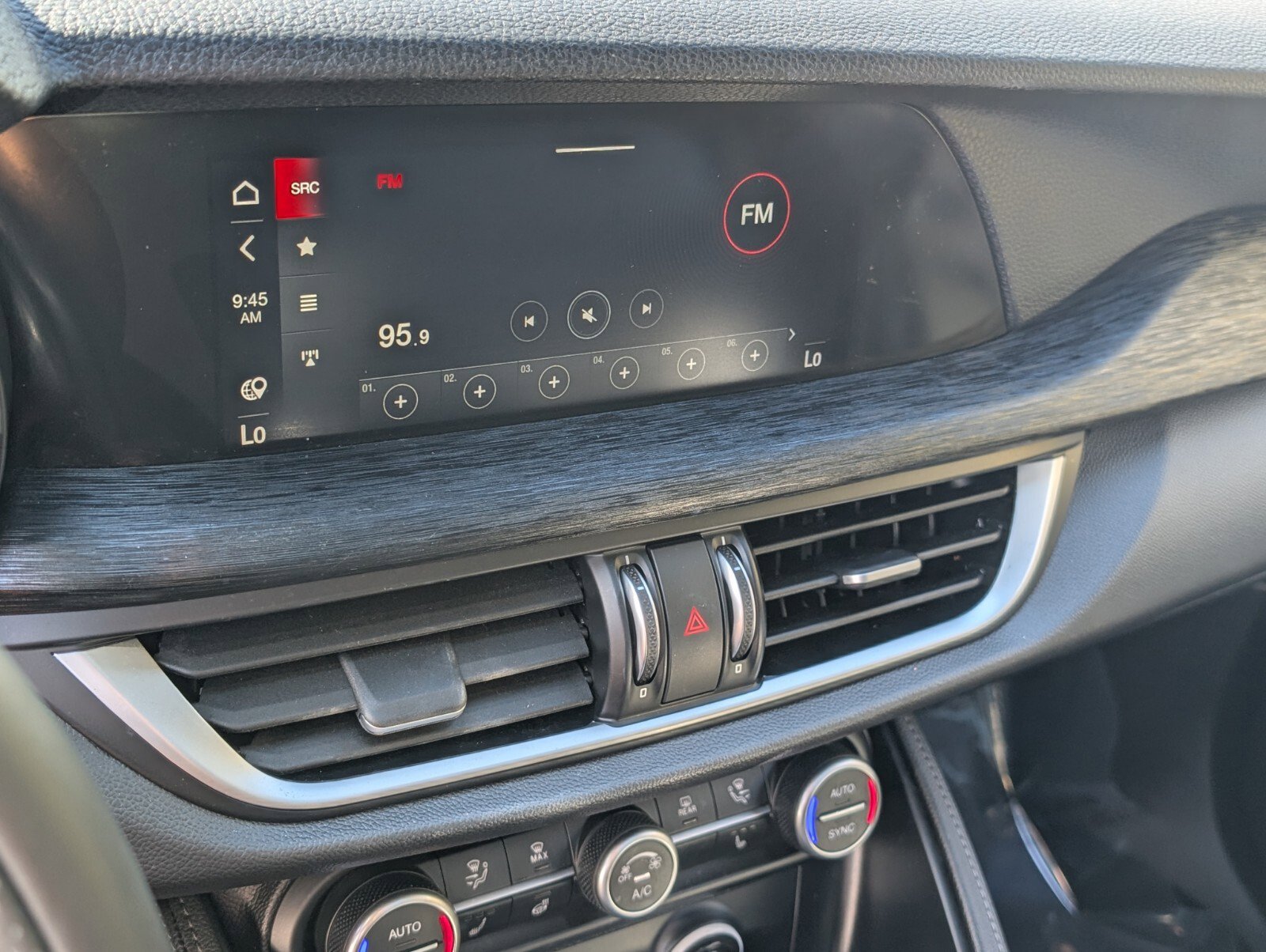 Used 2023 Alfa Romeo Stelvio Sprint image 24