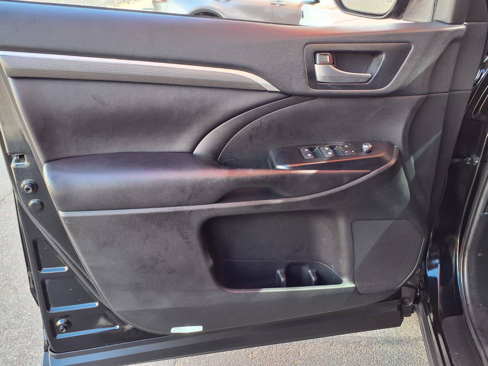 Used 2019 Toyota Highlander SE w/ Carpet Mat Package (TMS) FWD image 18
