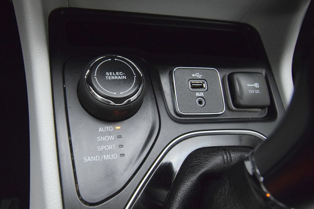 Used 2019 Jeep Cherokee Limited AWD/4WD image 35