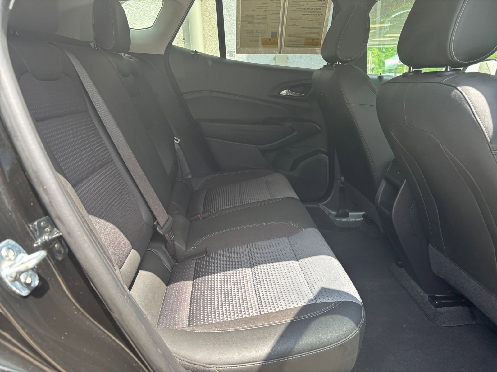 Used 2025 Chevrolet Trax LT FWD image 37