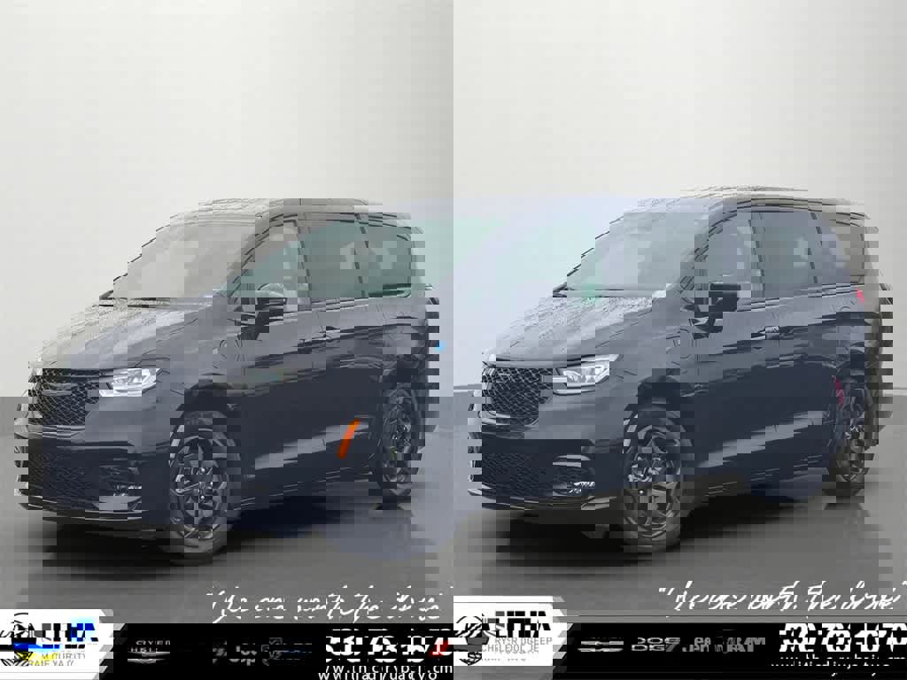 Used 2022 Chrysler Pacifica Limited w/ Uconnect Theater Family Group image 1